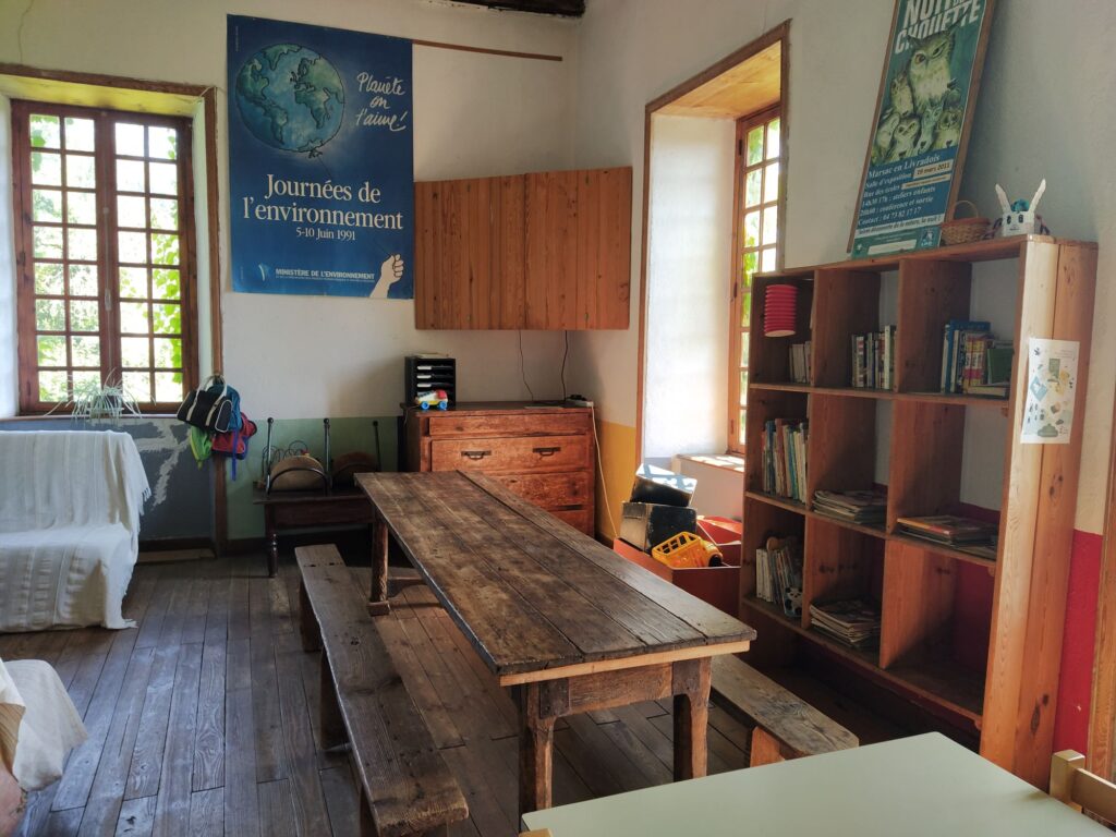 Une TV, des jeux et des livres